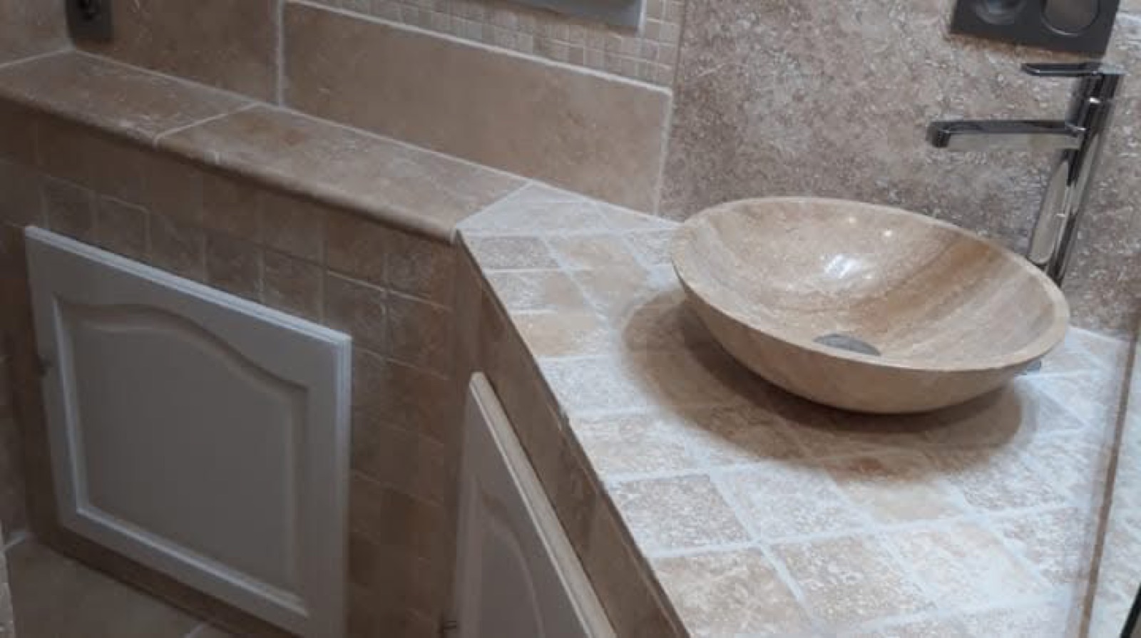 Salle de bain avec vasque sur meuble